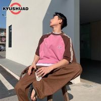 KYUSHUAD เสื้อยืดคอกลมแขนสั้นผู้ชายมีสไตล์เสื้อยืดพิมพ์ลายคอกลมทรงหลวมบล็อกสี