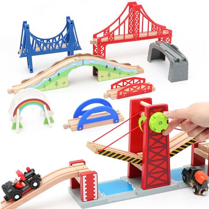 ของเล่นทางรถไฟแข่งรถรางรถไฟทำจากไม้อุปกรณ์รางสะพานทุกชนิดเหมาะสำหรับเด็กของเล่นรางไม้บิโร