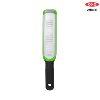 OXO ที่ขูดผิวมะนาว ขนาดเล็ก l OXO GG Etched Zester and Grater ใช้ขูดผิวส้มหรือผลไม้, ช็อคโกแลต, กระเทียม, ขิงและชีสแข็ง ผิวตะแกรงผลิตจากเหล็กสแตนเลสที่คมเพื่อความรวดเร็วง่ายต่อการขูดผิว