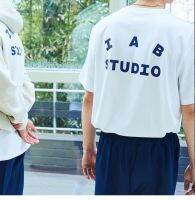 【CW】IAB Studio Letter พิมพ์เกาหลี High Street หลวมอเนกประสงค์ชายคู่รอบคอแขนสั้นเสื้อยืด Top Tee Men Streetwear