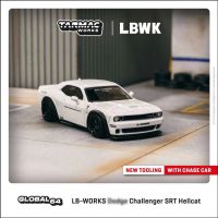 ชุดของเล่นไดออรามาคอลเลกชั่นขนาดเล็กสำหรับโมเดลรถยนต์รุ่น1:64 LBWK Challenger SRT Hellcat สีขาว Diorama