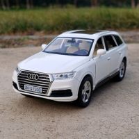 1:32 AUDI Q7 SUV โมเดลรถโลหะผสมจำลอง Diecasts โลหะของเล่นยานพาหนะจำลองเสียงและแสงของขวัญของเล่นสำหรับเด็ก