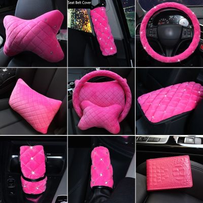 [HOT CPPPPZLQHEN 561] ผู้หญิงอุปกรณ์ตกแต่งภายในรถยนต์สีชมพูพวงมาลัยฝาครอบคอส่วนที่เหลือหมอนเข็มขัดนิรภัยปก S Hifter มือเบรกชุด