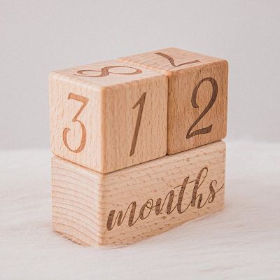 ♕✹ 1 ชุด Baby Milestone Memorial บล็อกไม้รายเดือนการถ่ายภาพเดือน Sticke การ์ดที่ระลึกอายุทารกแรกเกิดอุปกรณ์เสริมรูปถ่าย