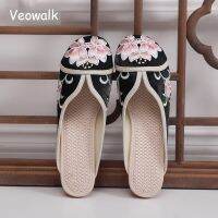 Veowalk รองเท้าสตรีปักลายดอกบัว,ปิดนิ้วเท้าผ้าฝ้ายแบบย้อนยุครองเท้าแตะส้นเตี้ยใส่ในบ้านสวมใส่สบายใช้นอกบ้านได้ทั้งในฤดูร้อนสีดำแดงขาว