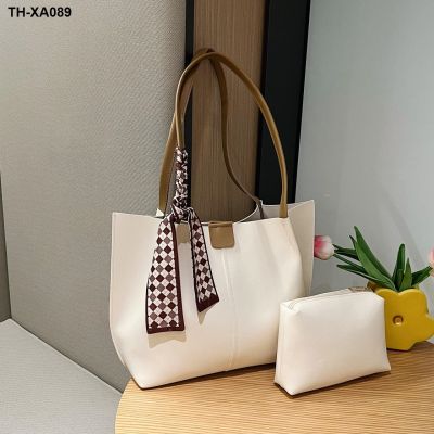 ☇ஐ™ Female bag advanced texture niche model of new fund 2022 autumn winters joker single shoulder large capacity commuter tote bags for class