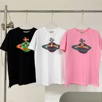 Vivienne Westwood Westwood Spirific คุณภาพสูงใหม่ฤดูใบไม้ผลิและฤดูร้อนของ2023 After Saturn Graffiti เสื้อยืดแขนสั้นเด็กผู้หญิงทรงหลวม Han Edition Joker