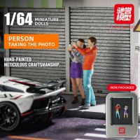 ChiYu Models 1/64 Two Photographing Figure Dolls Car Scenes of Men and Women Handpainted Doll Models Die-Cast Vehicles