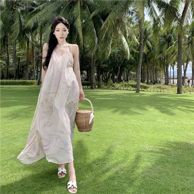 Summer beach trip photos hanging neck dress skirt to show thin female seaside resort sexy backless skirt with shoulder-straps