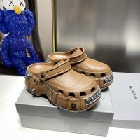 (Original Box) Spring 2023 New Rivet Wrapped Slippers Thick Sole Elevated Sandals Couple Shoes Personalized Trend