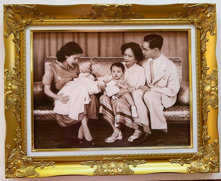 กรอบรูปหลุยส์ครอบครัวในหลวงรัชกาลที่-9-กรอบรูปขนาด-21x26-นิ้ว-ภาพมงคล-เสริมฮวงจุ้ย-ตกแต่งบ้าน-ของขวัญ-ของที่ระลึก