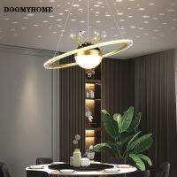 DOOMYHOME ไฟระย้าทันสมัย LED แบบใหม่โคมไฟส่องสว่างภายในอาคารในห้องนอนเด็กบาร์สำหรับอ่านหนังสือรับประทานอาหาร