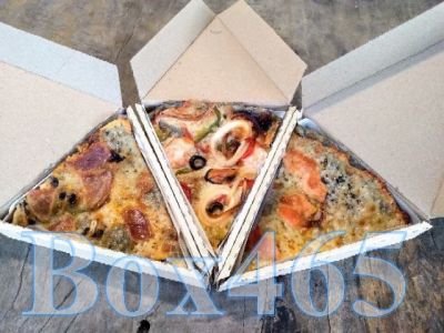 กล่องสำหรับ พิซซ่าชิ้น (Slice Pizza) ของถาด12นิ้ว กล่องสามเหลี่ยม   ผลิตโดย Box465