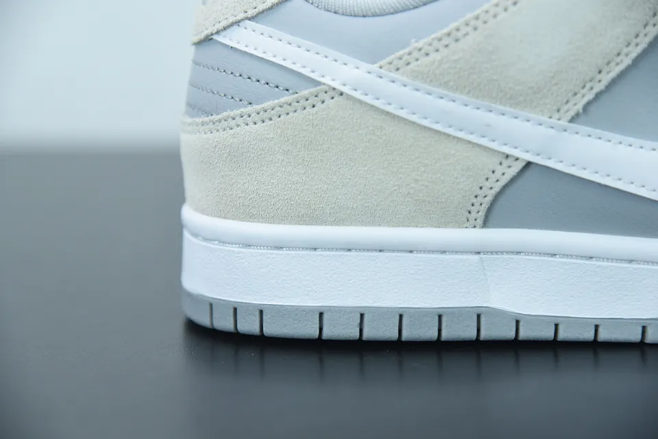 Dunk Low SB 'Summit White' AR0778-110