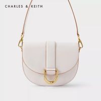 【ซื้อ 2 แถม 1/ส่งถึงบ้าน】CHARLES_KEITH—กระเป๋าสตรี CK2-80781412 กระเป๋าแฟชั่นสตรีเกือกม้าหัวเข็มขัดรักแร้กระเป๋าอาน