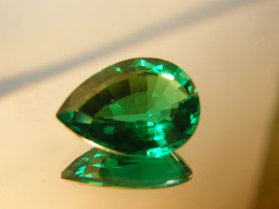 มรกต พลอย Columbia โคลัมเบีย Green  Emerald  very fine lab made PEAR shape 18x25 มม mm...34 กะรัต carats (1 เม็ด carats ) รูปหยดน้ำ (พลอยสั่งเคราะเนื้อแข็ง)