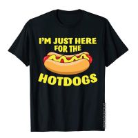 เสื้อยืดผ้าฝ้าย เสื้อยืดคอกลม แขนสั้น ผ้าฝ้าย พิมพ์ลาย Im Just Here For The Hotdogs สไตล์วินเทจ สําหรับผู้ชาย  32Z1