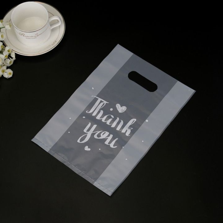 ถุงของขวัญพลาสติก50ชิ้นถุงช้อปปิ้งพลาสติกที่มีด้ามจับปาร์ตี้งานแต่งงานคริสต์มาสถุงขนมเค้ก