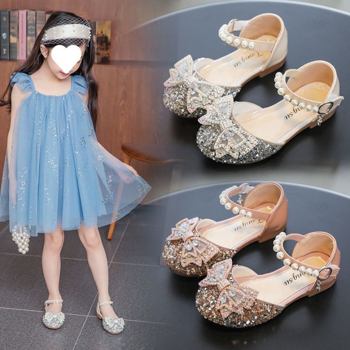 new-style-รองเท้าเจ้าหญิงสำหรับเด็กรองเท้าแตะปิดหัวเด็กผู้หญิง-2023-รองเท้าหนังพื้นนิ่มรุ่นใหม่สำหรับฤดูใบไม้ร่วงรองเท้าแฟชั่นรองเท้าคริสตัลสำหรับเด็กโต
