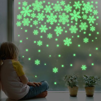 ► Christmas Luminous Snowflakes Window Stickers Glow in The Dark Snowflakes Clings Decal for Winter Xmas New Year Party Supplies