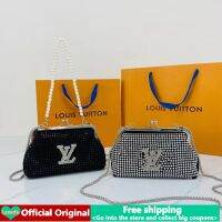 【ของแท้】Lv กระเป๋าถือกระเป๋าสะพายโซ่มุกสำหรับผู้หญิงในการขายเดิม LV หรูหราคลิปคริสตัลกระเป๋าตัวอักษรพิมพ์ข้ามร่างกาย Duchesse กระเป๋าสะพายใหม่ที่มีคุณภาพสูงแฟชั่นเกาหลีเลดี้ขนาดใหญ่กระเป๋าถือเหมาะสำหรับการเดินทางท่องเที่ยวจัดเลี้ยง