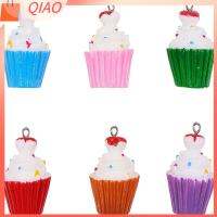 QIAO 30 Pcs เส้นผ่านศูนย์กลาง24มม. จี้เรซิ่น faux CUP cake พลาสติก imiated Food Charm พร้อมห่วง ความยาว29มม. รู: 2mm เครื่องรางเค้กหวานอาหารน่ารัก ปริมาณที่เพียงพอ เรซิน จี้เรซิ่น3D สีสันสดใสถ้วยหวานเค้กอาหาร Charm งานฝีมือดีไอวาย