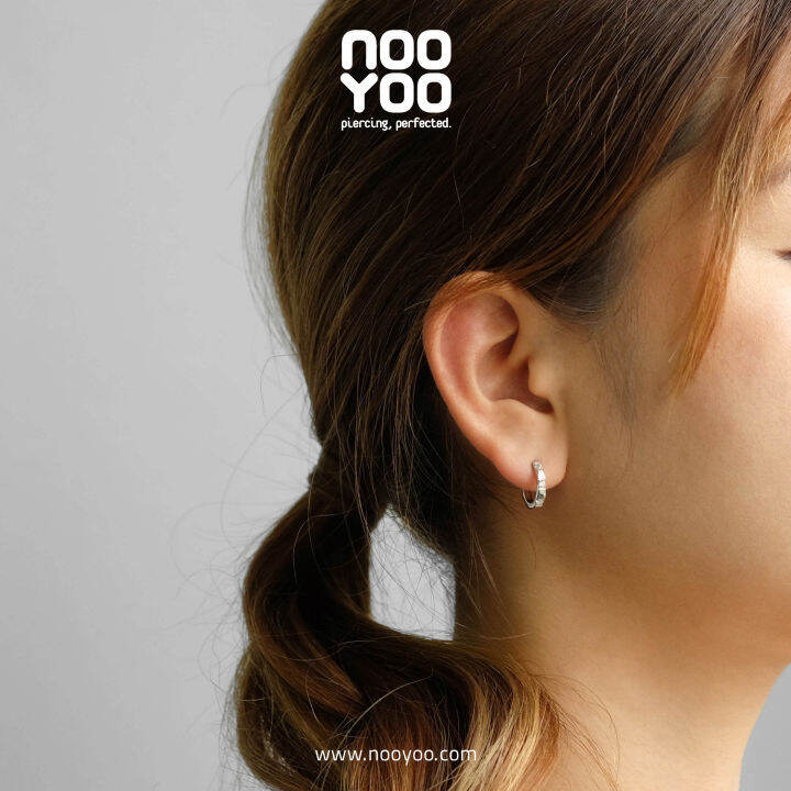 nooyoo-ต่างหูสำหรับผิวแพ้ง่าย-hoop-with-3-cubic-zirconia-ขาว-ดำ