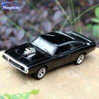 1:32รถกล้ามเนื้อที่ชาร์จ Dodge อย่างรวดเร็ว &amp; รุนแรง A142รถ Diecast หุ่นอัลลอยโลหะมีไฟดึงกลับด้านเสียงรถยนต์ของขวัญสำหรับเด็ก