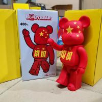 Bearbrick รุนแรงหมีอาคารบล็อกมือถือหมีธงตุ๊กตาจีนสีแดงห้าดาวธงสีแดงของเล่นรุ่น