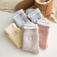 【Sock shop】ฤดูหนาวความร้อนถุงเท้าผ้าฝ้ายผู้หญิงน่ารัก M Acaron สีทึบจดหมายเย็บปักถักร้อยตุ๊กตาผ้าฝ้ายกลางถุงเท้าลำลองกำมะหยี่ Socking