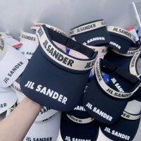 2023หมวกคุณภาพสูงแท้ JIL SANDER หมวกไหมพรมถักสำหรับฤดูร้อนโลโก้ยอดนิยมไม่มีหมวกกันแดดกลางแจ้งที่บังแดดสไตล์ใหม่