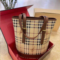 Burberry Warhorse ของแท้,กระเป๋าทรงถังสะพายหนังระดับพรีเมียมขนาด Bag29 * 24ซม.