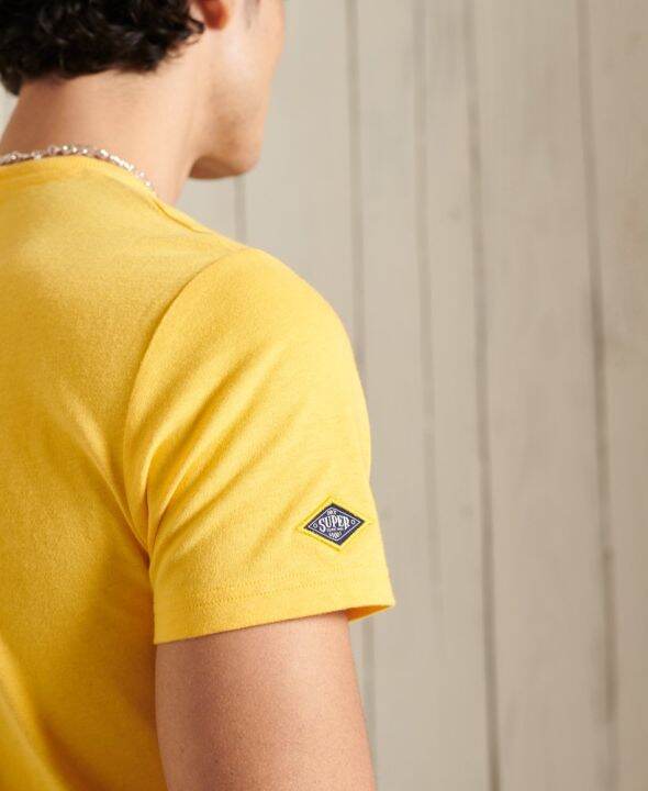 superdry-core-logo-cali-t-shirt-220-เสื้อยืด-สำหรับผู้ชาย-สี-springs-yellow