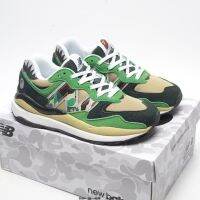 2023มาใหม่【ของแท้】 BAPE X NB * 5740อินเทรนด์ย้อนยุครองเท้าวิ่งสบายๆสีดำและสีเขียวพรางสีดำสีเทาพรางรองเท้าผ้าใบผู้ชายและผู้หญิง {จัดส่งฟรี}