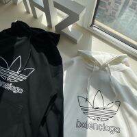 Adidasˉnew อาดิดาสดั้งเดิมเสื้อผ้าคู่เสื้อฮู้ดแบรนด์ดังเทรนฤดูใบไม้ร่วงและฤดูหนาวใหม่ใส่ได้ทั้งชายและหญิงฝาครอบตัวต่อมีฮู้ดผ้าฝ้ายแขนยาวกีฬาลำลองนักเรียนเสื้อแบบหลวมแฟชั่น