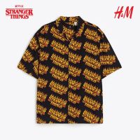 เสื้อเชิ้ตฮาวาย H&amp;M x Stranger Things (ลายไฟ) Relaxed Fit Patterned Resort Shirt