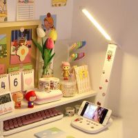 {ItalyNest shop}โคมไฟโต๊ะเขียนหนังสือ LED โคมไฟตั้งโต๊ะชาร์จได้ถนอมสายตาหรี่แสงได้ที่วางโทรศัพท์พร้อม USB ชาร์จพอร์ตเด็กเรียนสำนักงานไฟทำงานในตัวมีสี Battery3 2000MAh และโหมดให้แสงสว่าง3โหมด