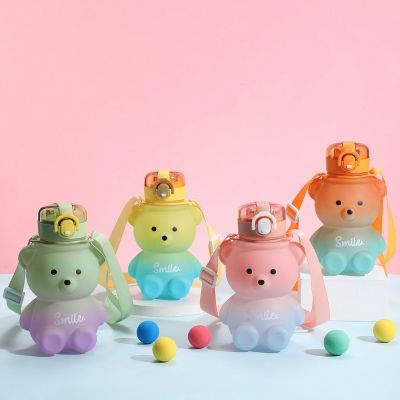 【High-end cups】 น่ารัก Kawaii ขวดน้ำสำหรับสาวหมีพลาสติกสีชมพูเกาหลีพลาสติกขนาดใหญ่กีฬาโรงเรียนดื่มขวดที่มีสายรัดฟาง