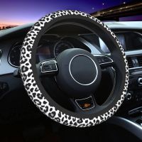 [Automobile accessories] ผ้าคลุมพวงมาลัยลายเสือดาวสีขาวขนาด15นิ้วสำหรับรถผู้หญิงหญิงสาวทั่วไปอุปกรณ์เสริมรถบรรทุกอเนกประสงค์แบบยางเทียมยืดหยุ่น