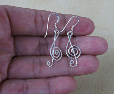 Wow musical notes earrings dangle sterling silver beautiful gift โน๊ตดนตรีสวยงาม ห้อยตำหูเงินสเตอรลิงซิลเวอรใช้สวยของฝากที่มีคุณค่า ฺชาวต่างชาติชอบมาก