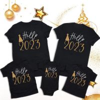 เสื้อยืดผ้าฝ้าย 2023 Hello 2023พิมพ์ครอบครัวจับคู่เสื้อผ้า Family Look T เสื้อพ่อแม่เด็ก Tshirt เสื้อรอมเปอร์ทารกปีใหม่ชุด top