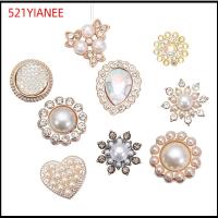 521YIANEE 10PCS ตัดเย็บเสื้อผ้า คริสตัล เครื่องประดับหมวก รูปดอกไม้ กิ๊บติดผมไข่มุก เครื่องประดับศีรษะ กระดุมมุก ปุ่ม Rhinestone