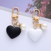 Black White Frosted Heart Keychain with Pearl Charms Headphone Case Keyrings for Couple Friend Gift Accessories Key Chains