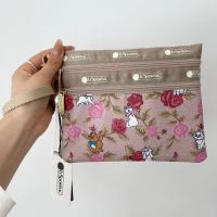 Lesportsac 2023 สินค้าใหม่ Lishibao Cartoon Rose Cat กระเป๋าใส่โทรศัพท์มือถือสองชั้นกระเป๋าใส่เหรียญช้อปปิ้งกระเป๋าผู้หญิงลำลองความจุใหญ่02