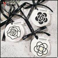 Y-Crown วงกลม Camellia จี้จี้น้ำหอมรถยนต์ของขวัญน้ำหอมรถยนต์ขยายตู้เสื้อผ้าอโรมาเทอราพี