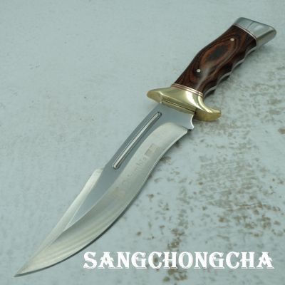 Sangchongcha Outdoor Hunting Tactical Survival Fixed blade knife Bowie knife มีดโบวี่ มีดโบวี่ทหาร มีดพก มีดเดินป่า มีดแคมป์ปิ้ง มีดใบตาย มีดสวย มีดทหาร มีดพกเดินป่า 58HRC 3CR13MOV ยาว30.80ซม. ด้ามไม้ หัวทองแดง มาพร้อมซองไนลอนอย่างหนา มีรูร้อยเข็มขัด CL01