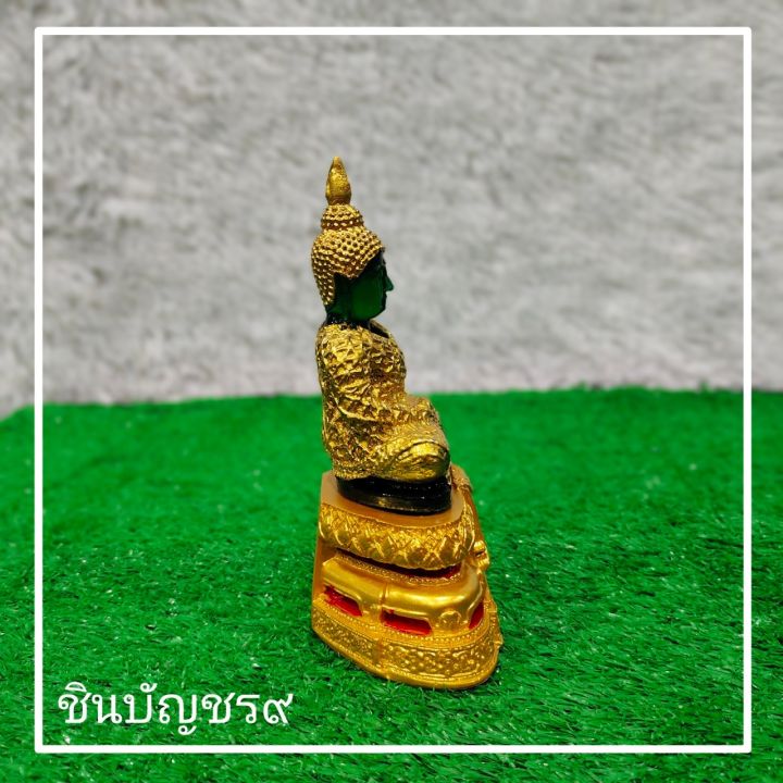 ศูนย์รวมศาสตร์-พระแก้วมณีรัตนโชติ-พระแก้วฤดูหนาว-สีเขียวมรกต-ลงสีทอง-งานพรีเมี่ยม-ตั้งบูชา-ขนาดหน้าตัก-3-นิ้ว