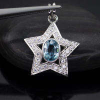 จี้ดาวประดับพลอยเพทาย สีฟ้า ( Blue Zircon) ตัวเรือนเงิน 92.5 % ชุบทองคำขาว ล้อมเพชรCZ พลอยแท้จากประเทศ กัมพูชา (เขมร)