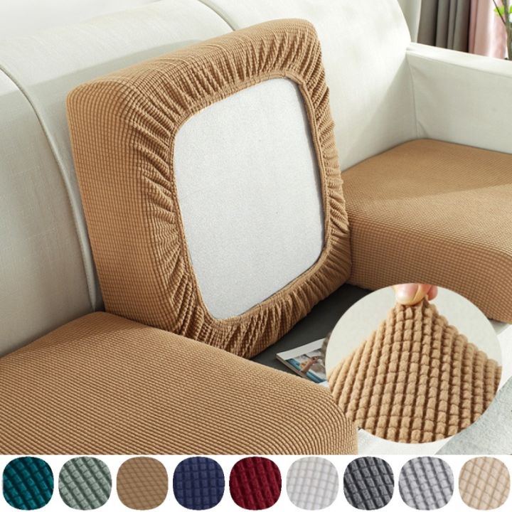Với vải bọc ghế sofa lông cừu, bạn sẽ cảm thấy ấm áp và thoải mái hơn khi sử dụng ghế sofa. Không chỉ đem lại cảm giác êm ái cho người sử dụng mà còn mang đến cho căn phòng của bạn sự trang trọng và tinh tế hơn. Chất liệu bền bỉ và dễ vệ sinh cũng là ưu điểm của loại vải này.