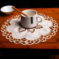 เย็บปักถักร้อยดอกไม้ Placemat รอบ Hollow Lace Coaster จานชามผ้าเช็ดปากฉนวนกันความร้อน Pad แก้วรับประทานอาหารกาแฟตารางถ้วย Home Decor-Faewer